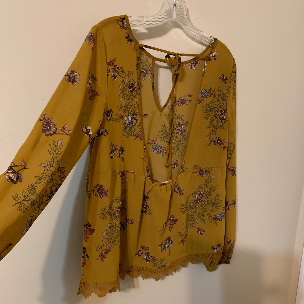 Size Small Long Sleeve Lightweight Top by JOLT